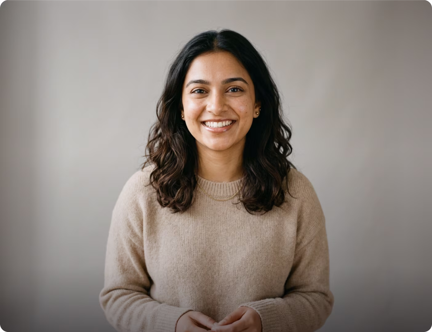 Portrait d'une biologiste, 27 ans, souriante et pleinement opérationnelle pour son rôle en vigilance.