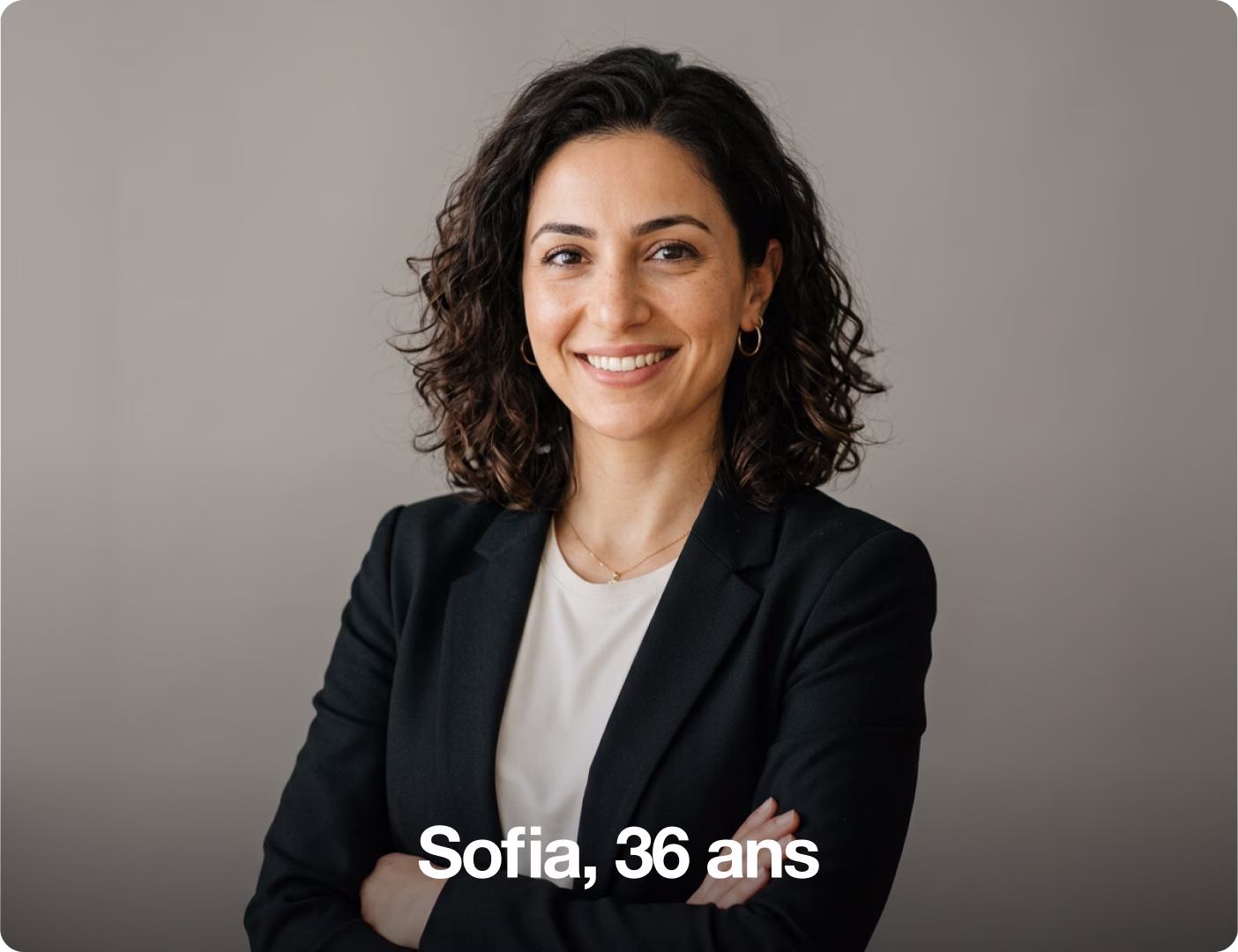 Portrait de Sofia, 36 ans, en veste noire, illustrant le succès et le leadership après la formation.