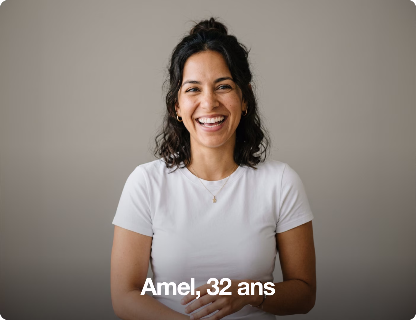 Portrait d'Amel, 32 ans, souriante et pleinement opérationnelle pour son rôle en vigilance.