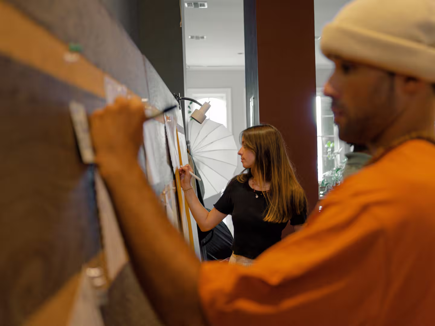 Équipe de professionnels travaillant sur un tableau de suivi lors d'une mise en situation pratique.