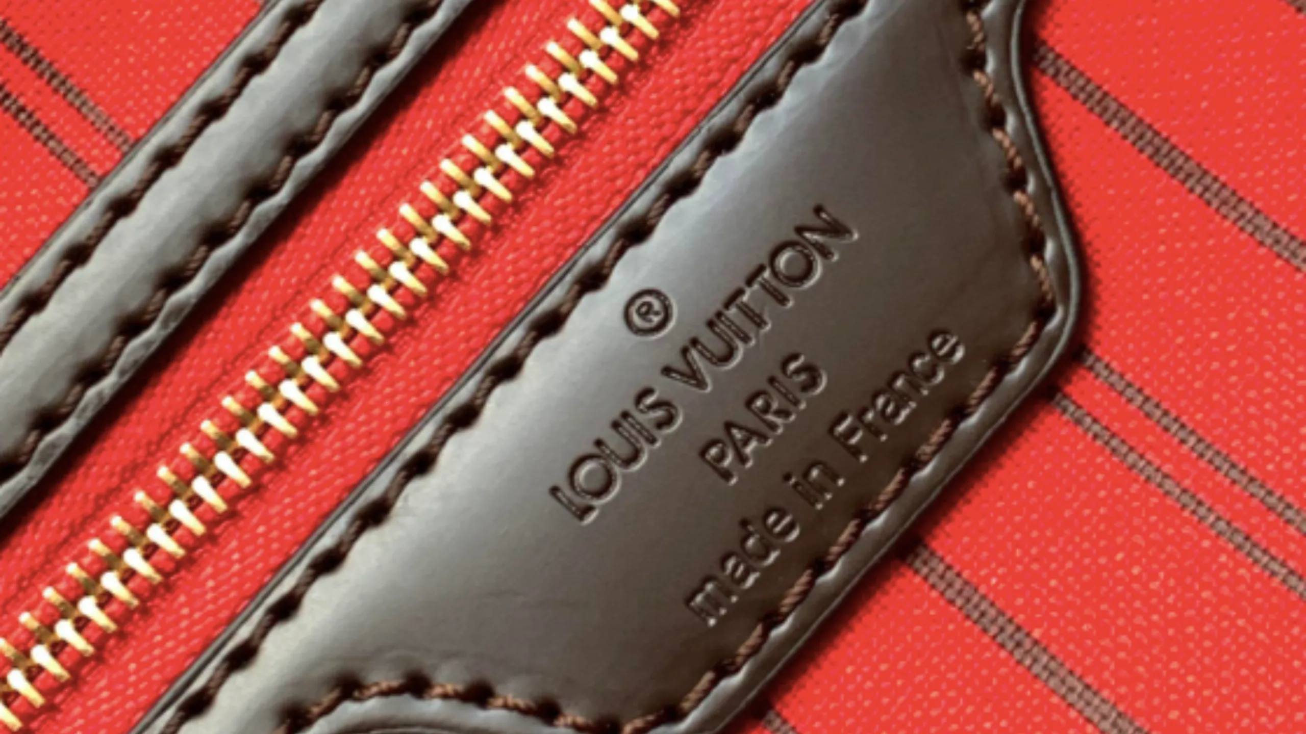 Experte Le Petit Fermoir examinant les photos d'un sac de luxe pour détecter une contrefaçon achetée sur Vinted