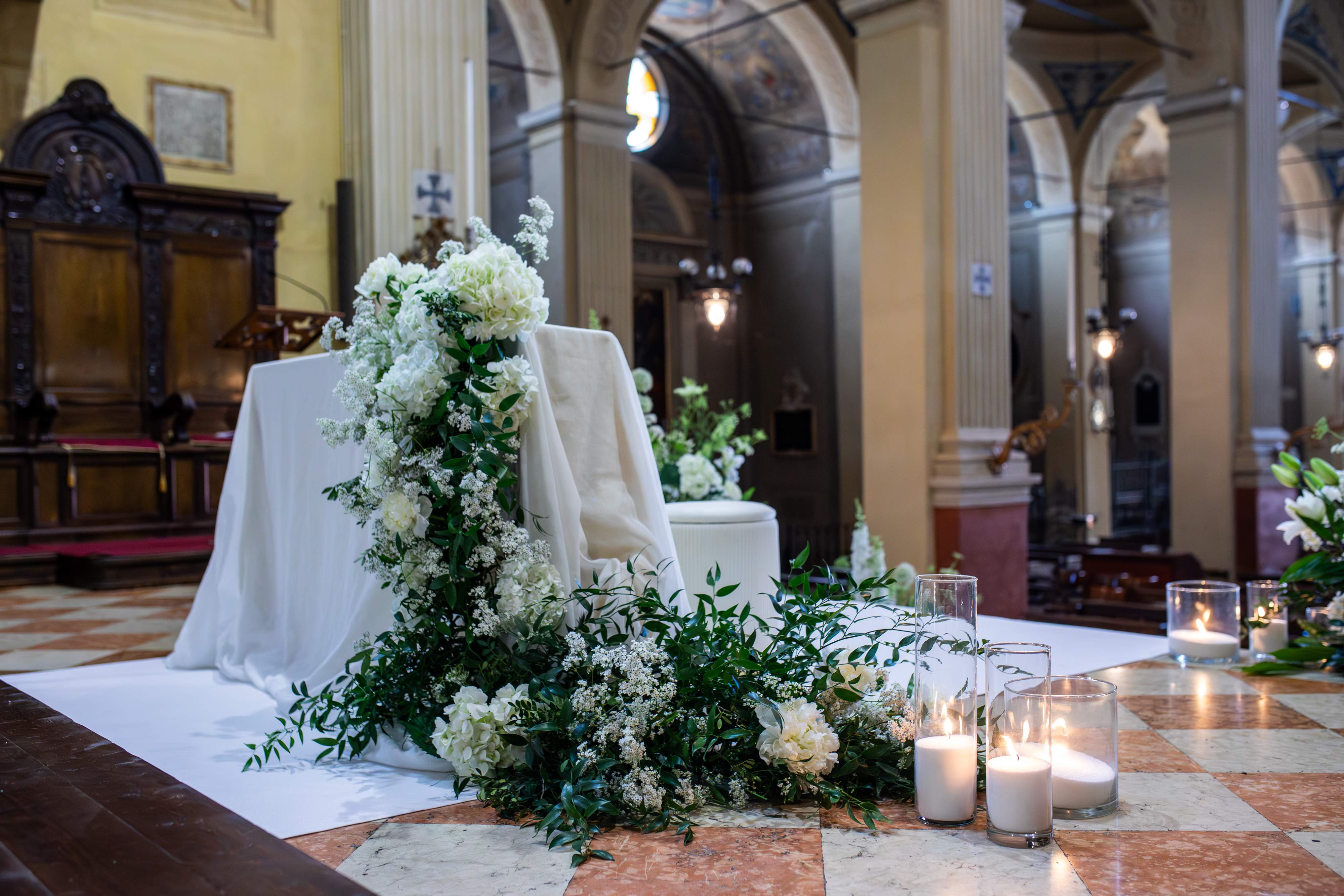 Altare decorato per un matrimonio