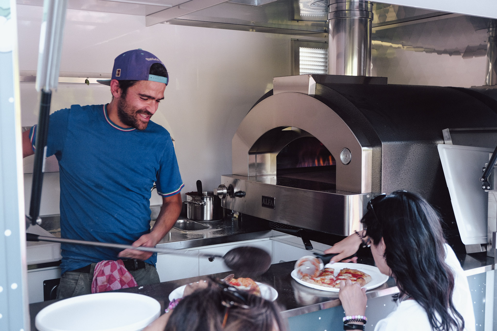 Pizzaiolo consegna le pizze con la pala