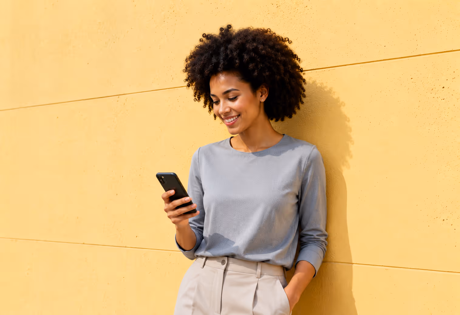 Eine weibliche Person mit Handy, die ihren gesamten privaten Posteingang und Postausgang von überall mit dem nolas workspace organisiert und verwaltet