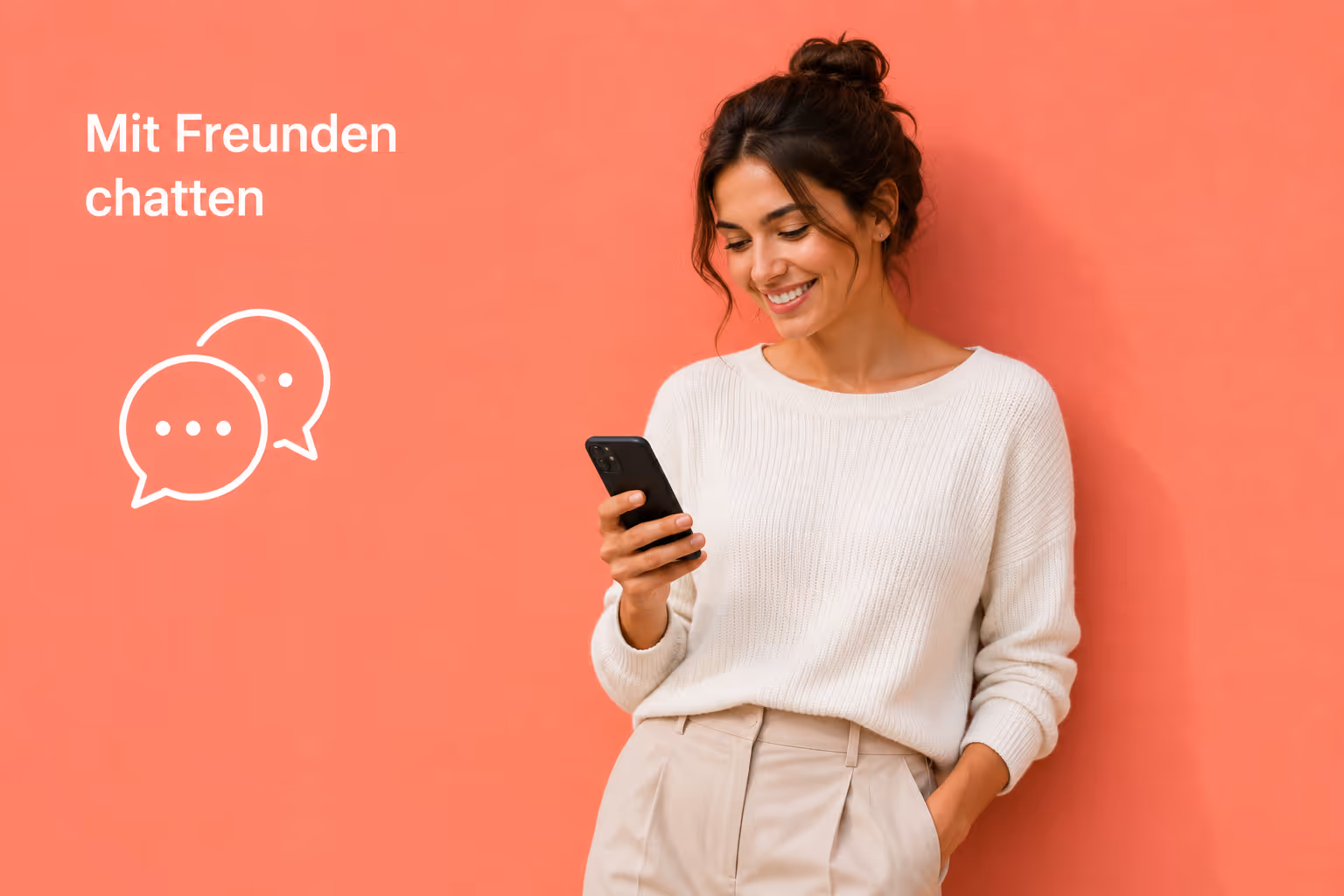 Eine Person in Nahaufnahme mit einem Smarphone in der Hand chattet ent-to-end-Verschlüsselt mit allen Freunden und den gewohnten Messenger-Diensten in der nolas-Anwendung