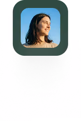 Retrato de una mujer sonriendo junto al texto que indica saldo disponible de $420.000.