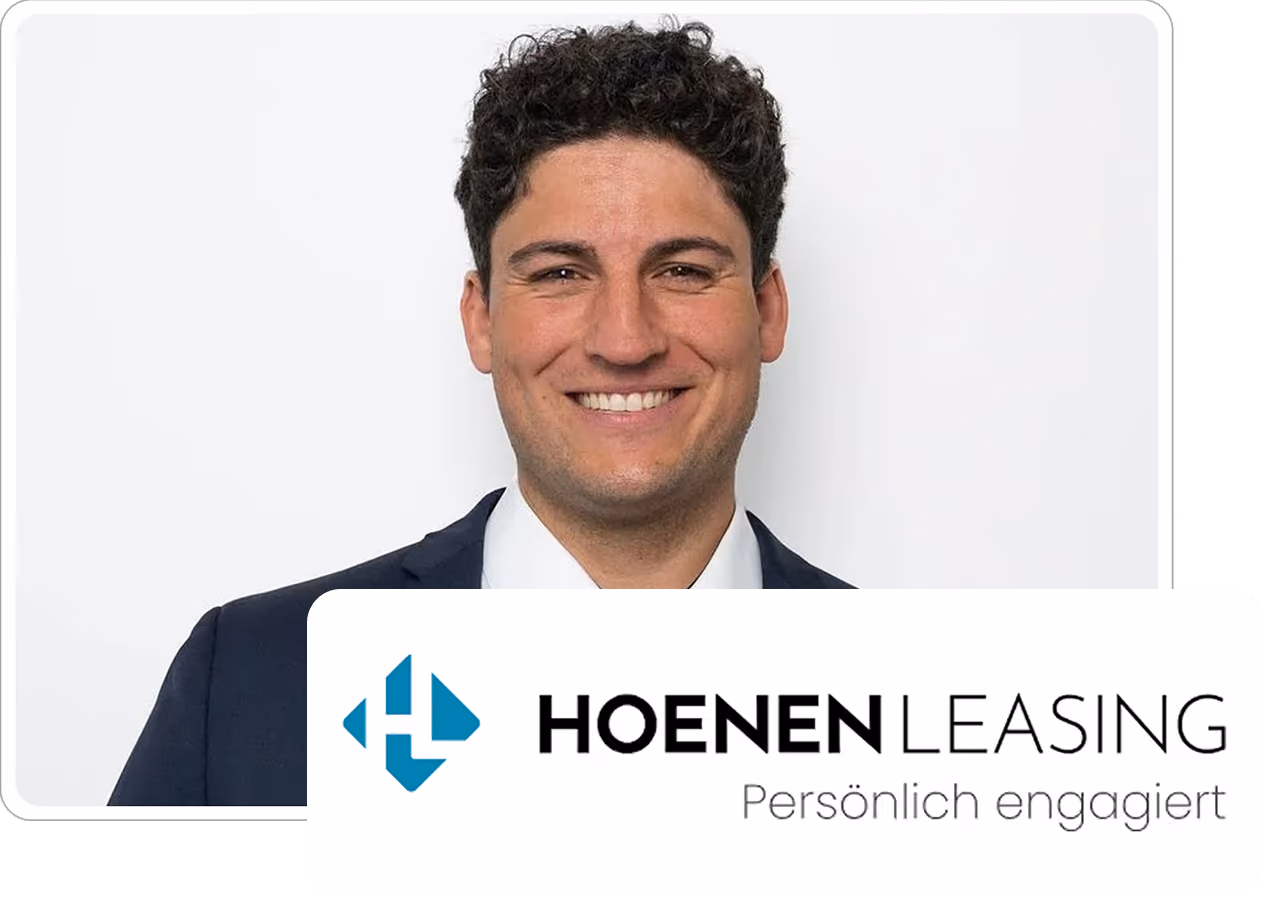 Zwei junge Männer in Hemden stehen in einem modernen Büro mit großen Fenstern.