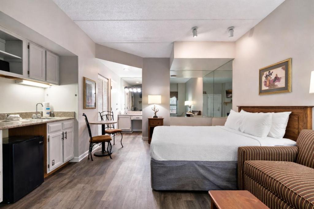 Cozy Studio | Kitchenette, Fireplace & Sleeps 3