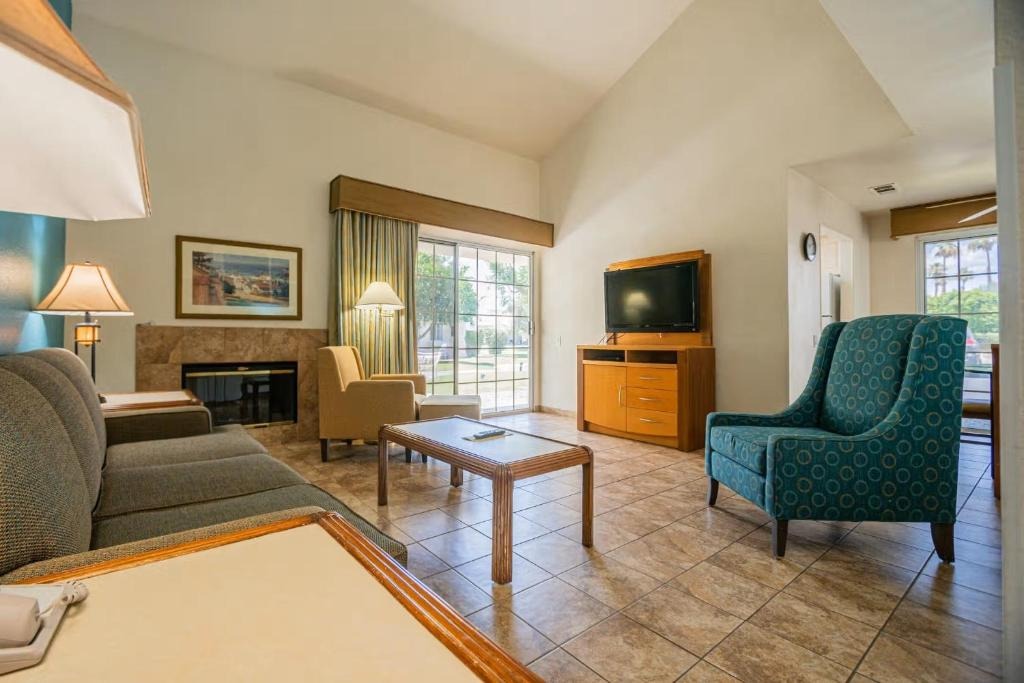 Comfortable 2BR Condo | Kitchen + Pool Access