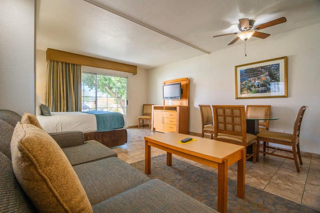Bright 1BR Suite | King Bed + Sofa Bed | Sleeps 4 at Desert Breezes Resort