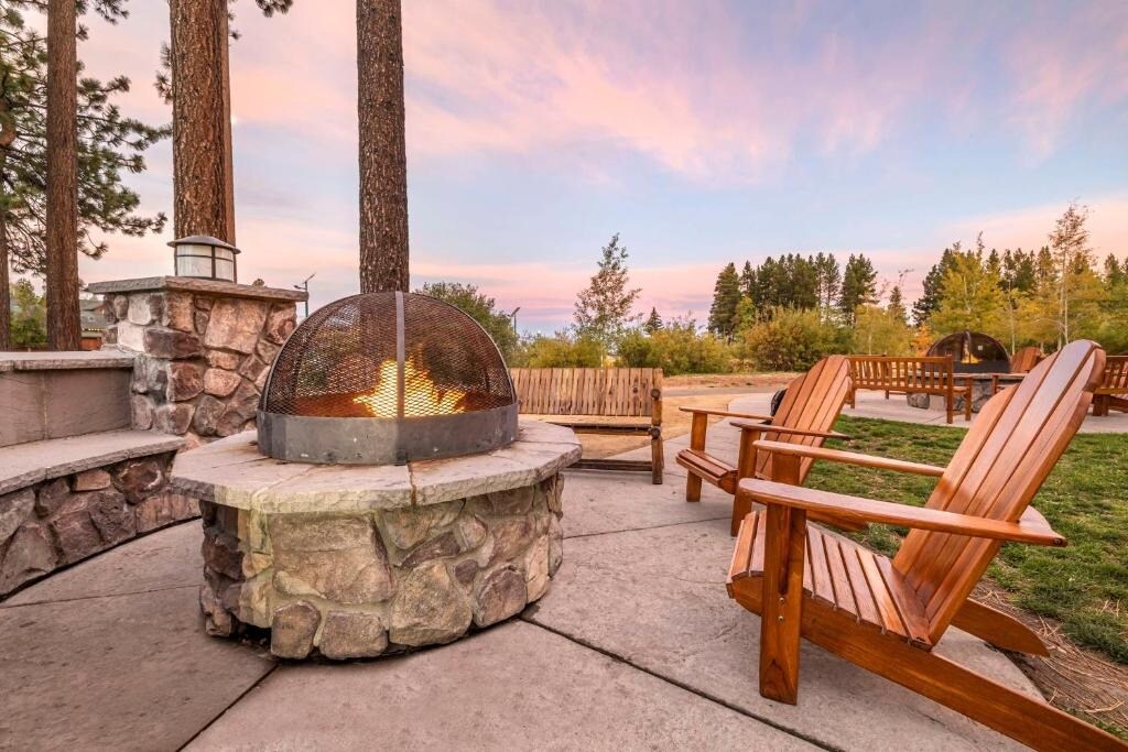 2BR Tahoe Suite w/ Fireplace, Pool & Kitchen