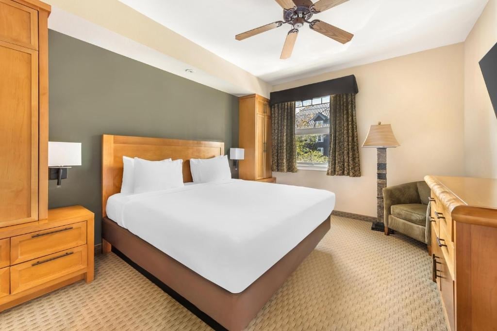 Scenic Lake Tahoe Escape w/ Balcony