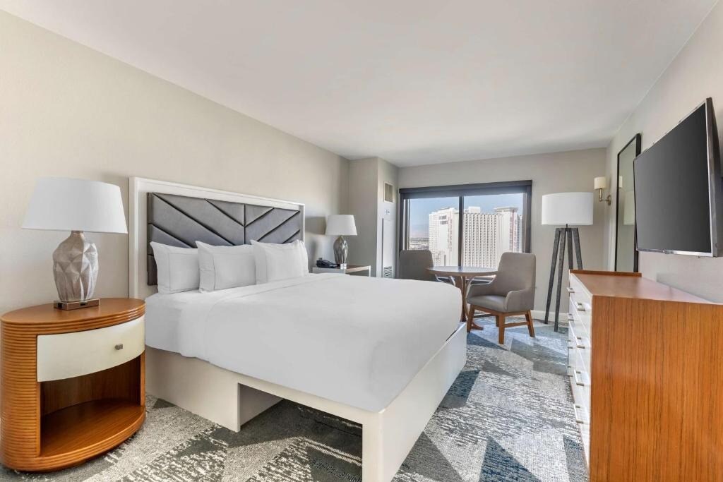Spacious King Retreat | Full Kitchen • Sleeps 4