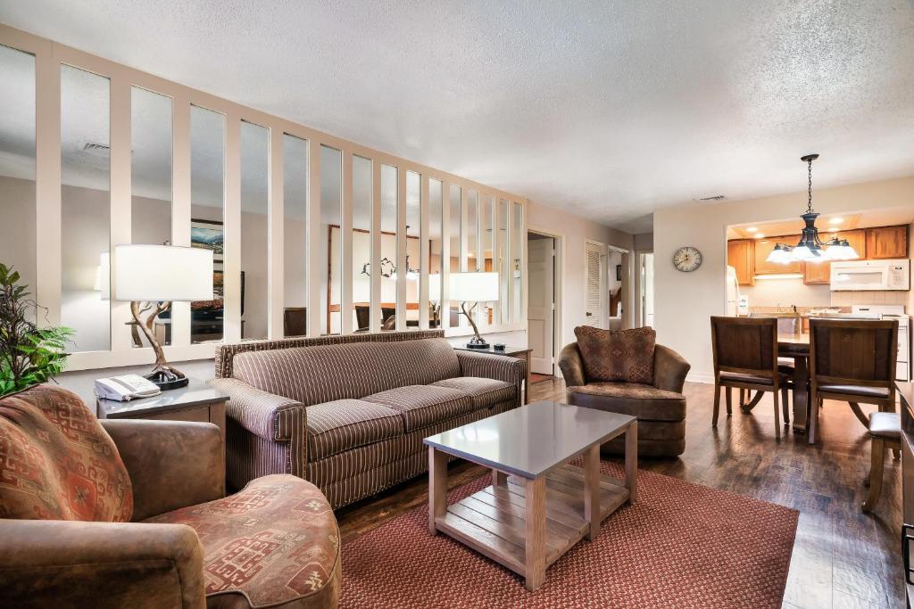 Family-Friendly 2BR Suite | Full Kitchen & Balcony