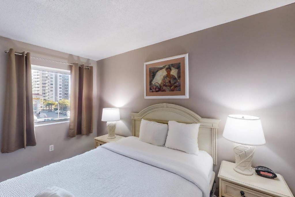 Seaside Escape | Cozy Stay w/ Pool & Kitchen