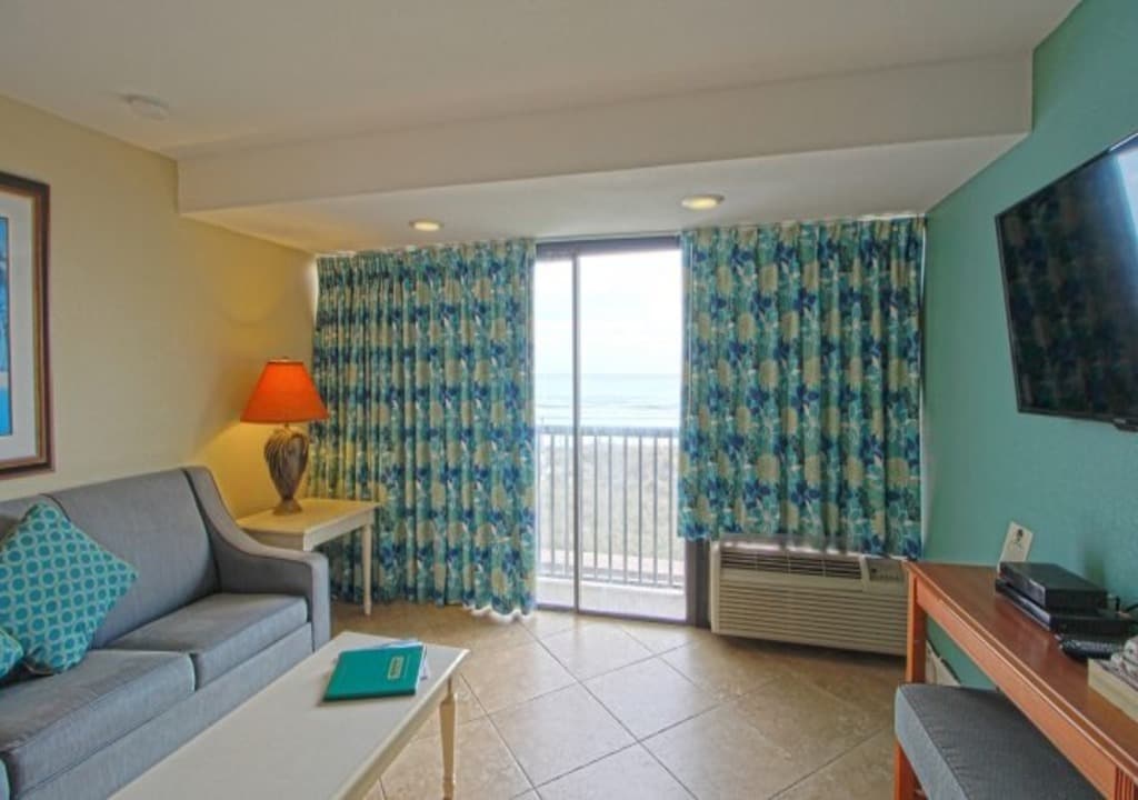 2BR Suite w/ Balcony & Ocean Breeze