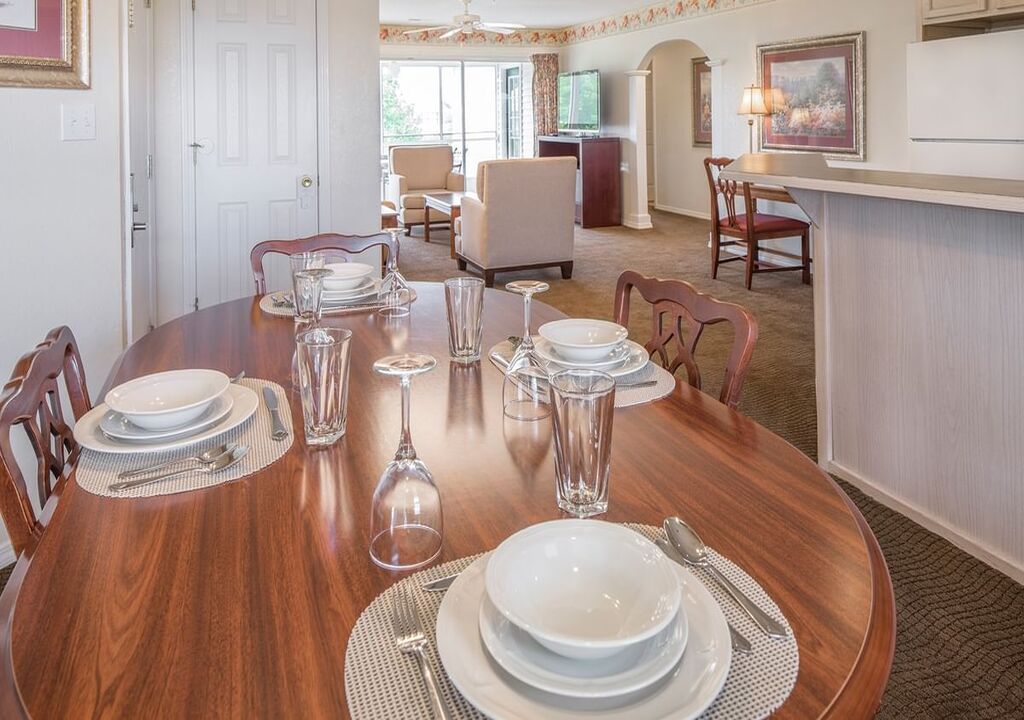Spacious 2BR Suite Near Lake & Attractions