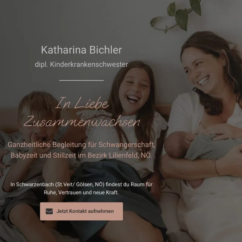 Katharina Bichler lacht mit zwei Kinder, Hero-Bild von In Liebe Zusammenwachsen im Bezirk Lilienfeld