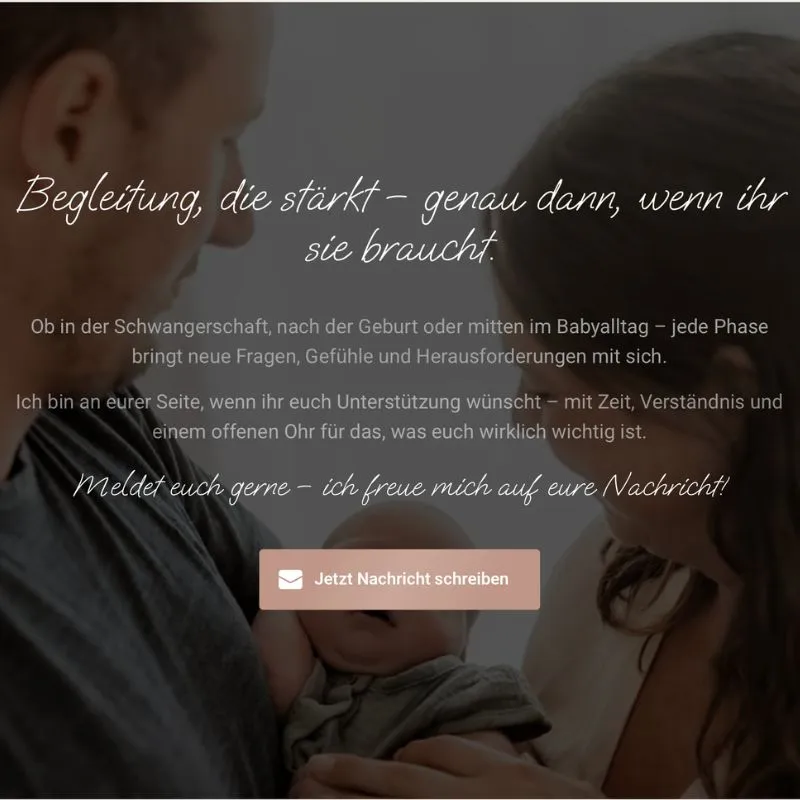 Mutter und Vater halten Baby zärtlich im Arm, Sektion 'Begleitung, die stärkt – genau dann, wenn ihr sie braucht