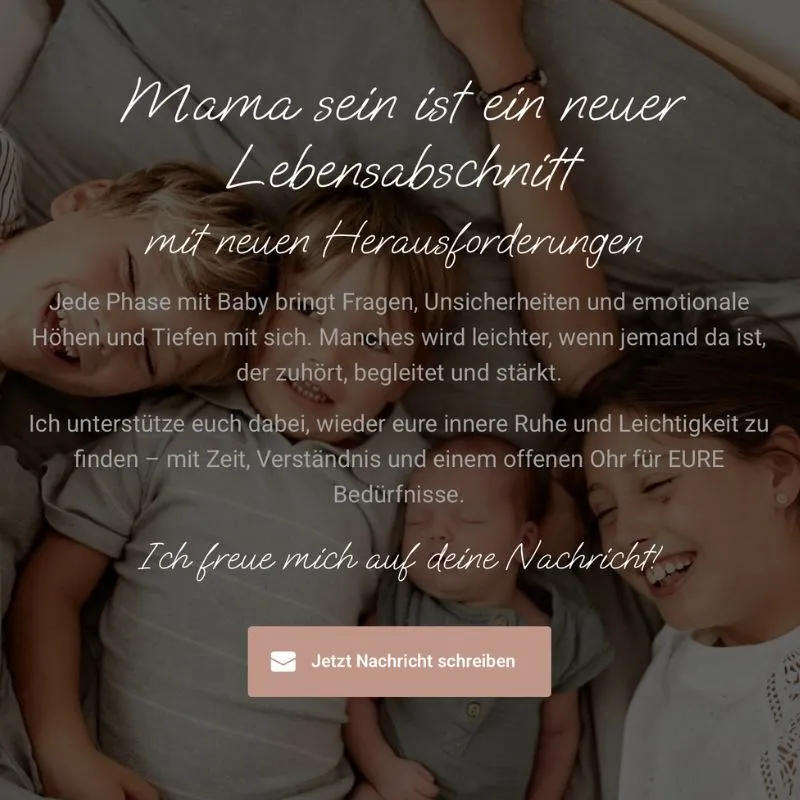 Zitatkarte 'Mama sein ist ein neuer Lebensabschnitt' auf Bild mit lachenden Kindern, In Liebe Zusammenwachsen