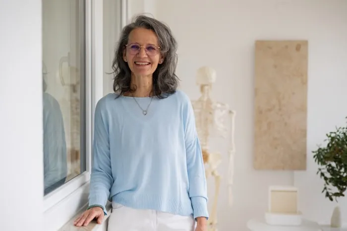 Natascha Maier lächelnd in ihrer Praxis, Kundenbewertung zum Website-Redesign