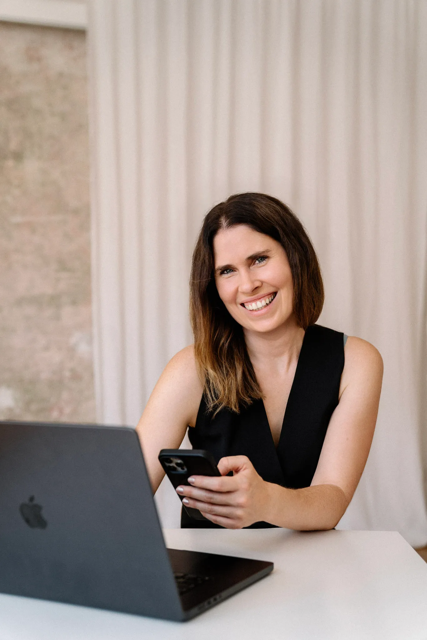 Christina Stix-Pusswald arbeitet am Laptop an einer neuen Kundenwebsite
