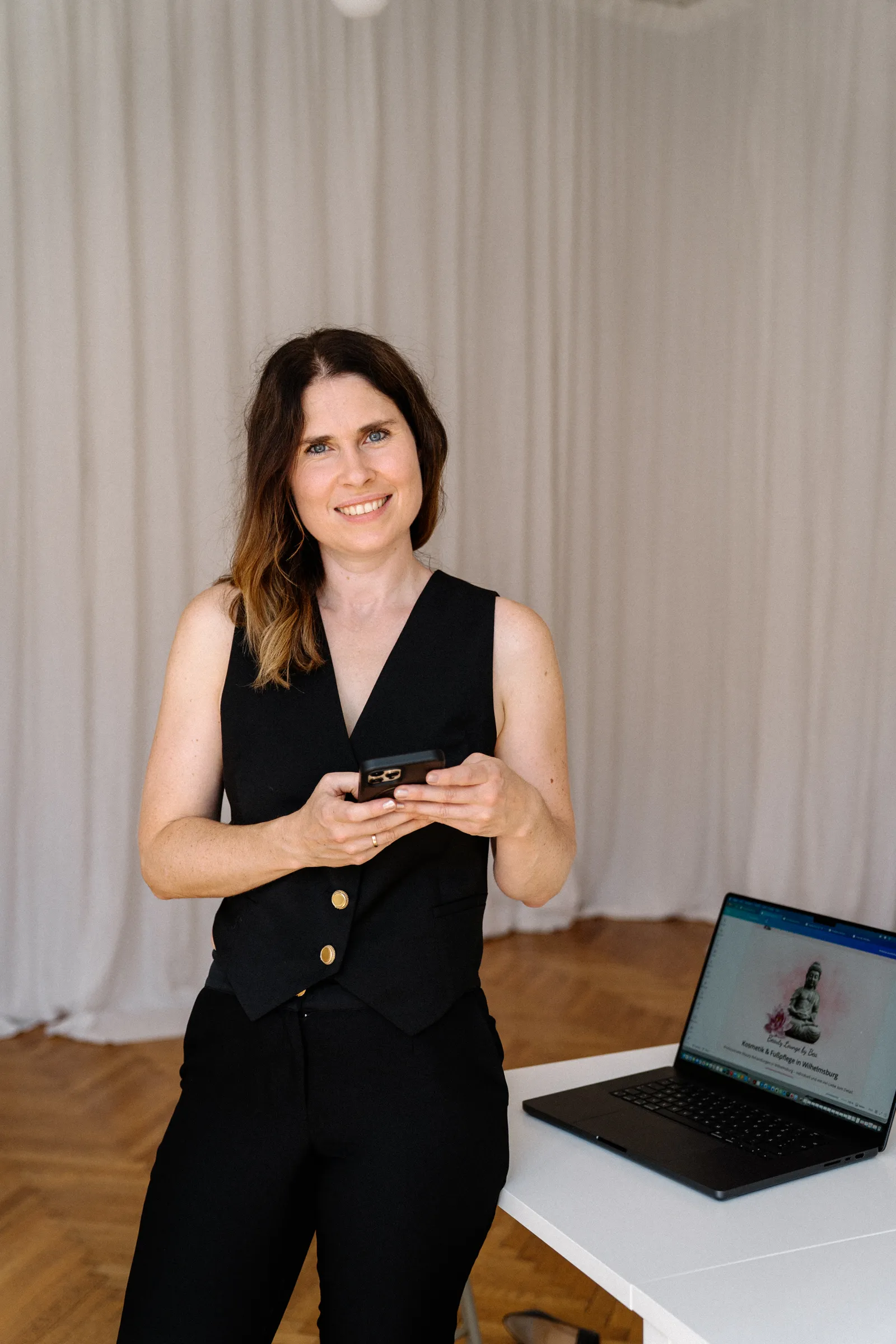 Christina Stix-Pusswald in schwarzem Outfit am Schreibtisch mit Laptop, Webdesignerin aus Lilienfeld in Niederösterreich