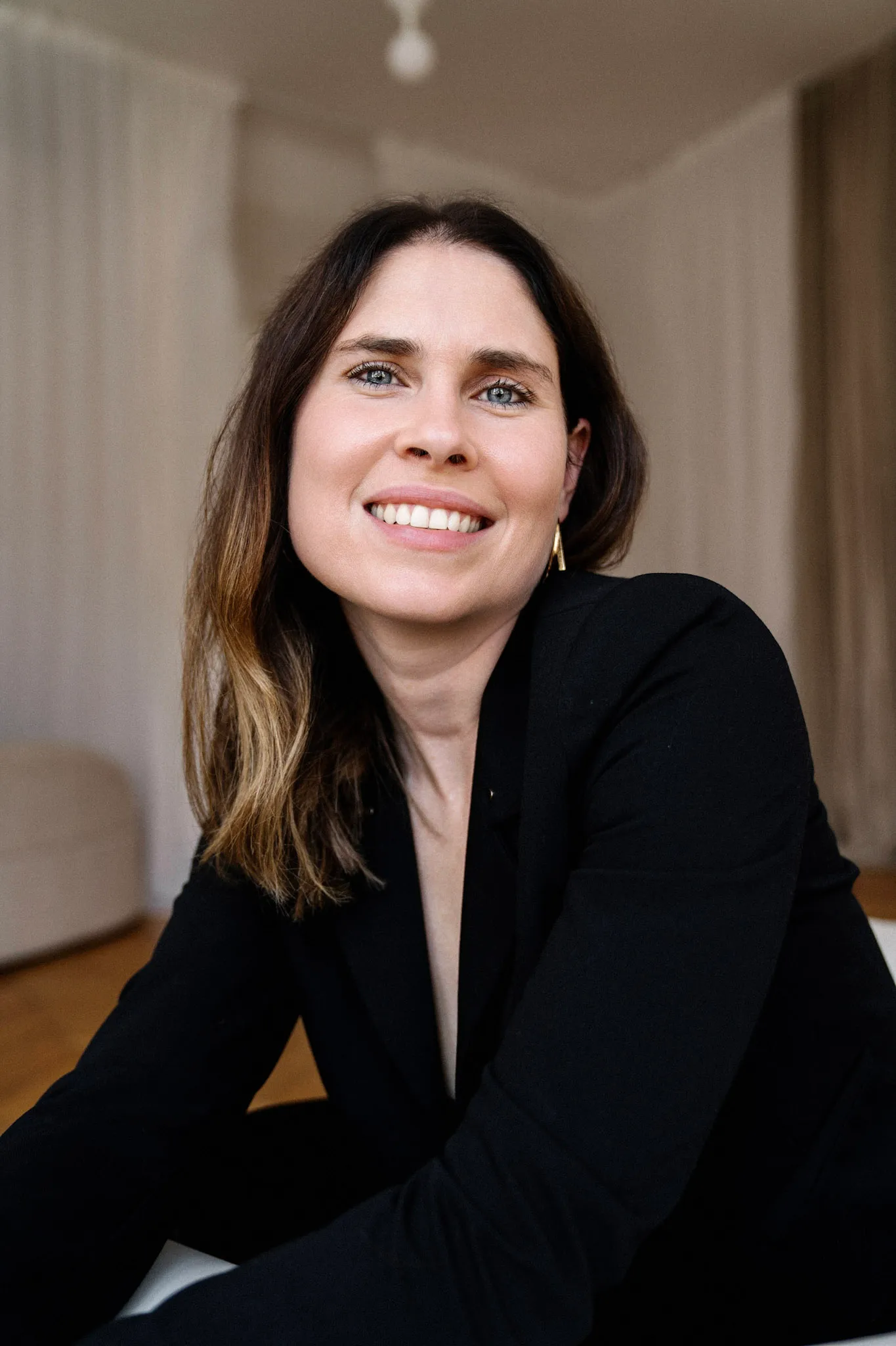 Christina Stix-Pusswald lächelt in die Kamera, Gründerin von Webglow Webdesign