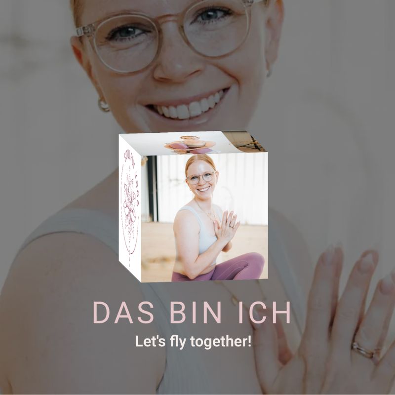 Cube-Grafik mit Elisabeth Schmidl im Fersensitz, Namaste-Geste und Soulfly-Yoga-Logo