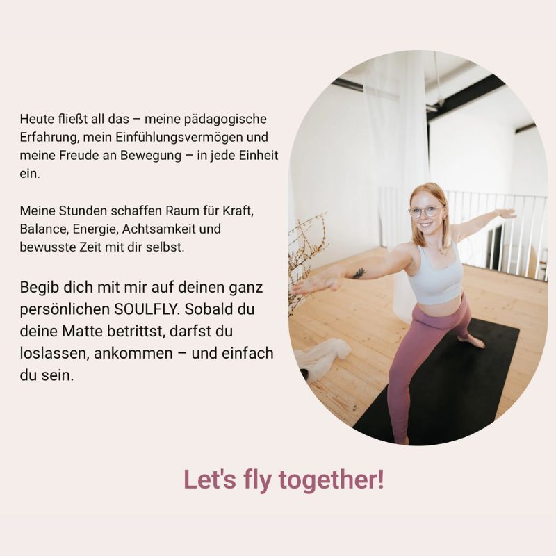 Elisabeth Schmidl in ausdrucksstarker Yogahaltung mit ausgebreiteten Armen im lichtdurchfluteten Studio
