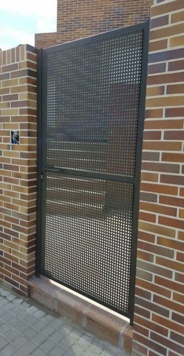 mesh-panel-steel-gate-residential