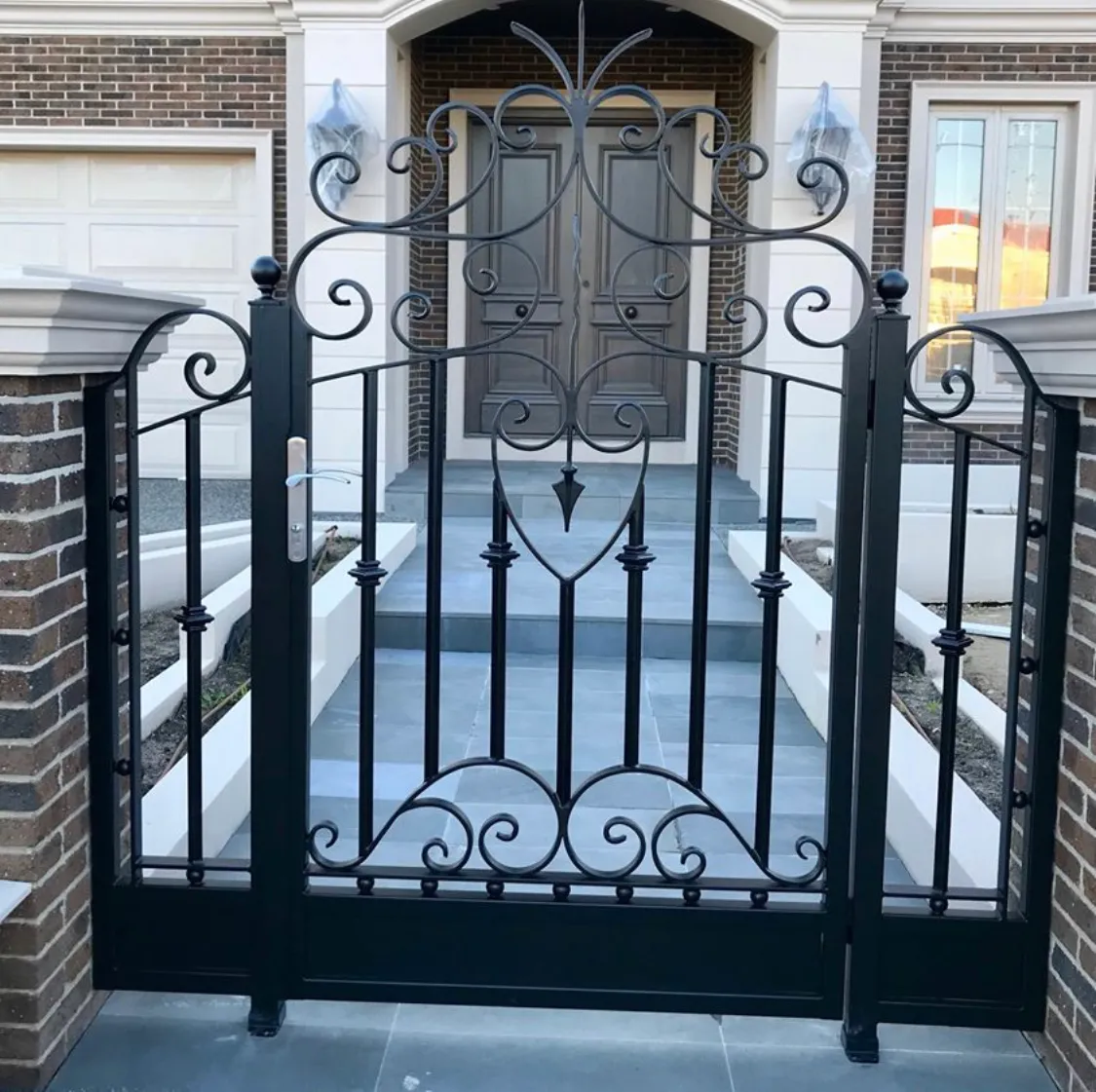 classic-decorative-residential-steel-gate-speartop