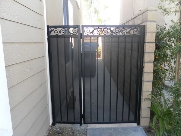 Mesh-screened side-access gate
