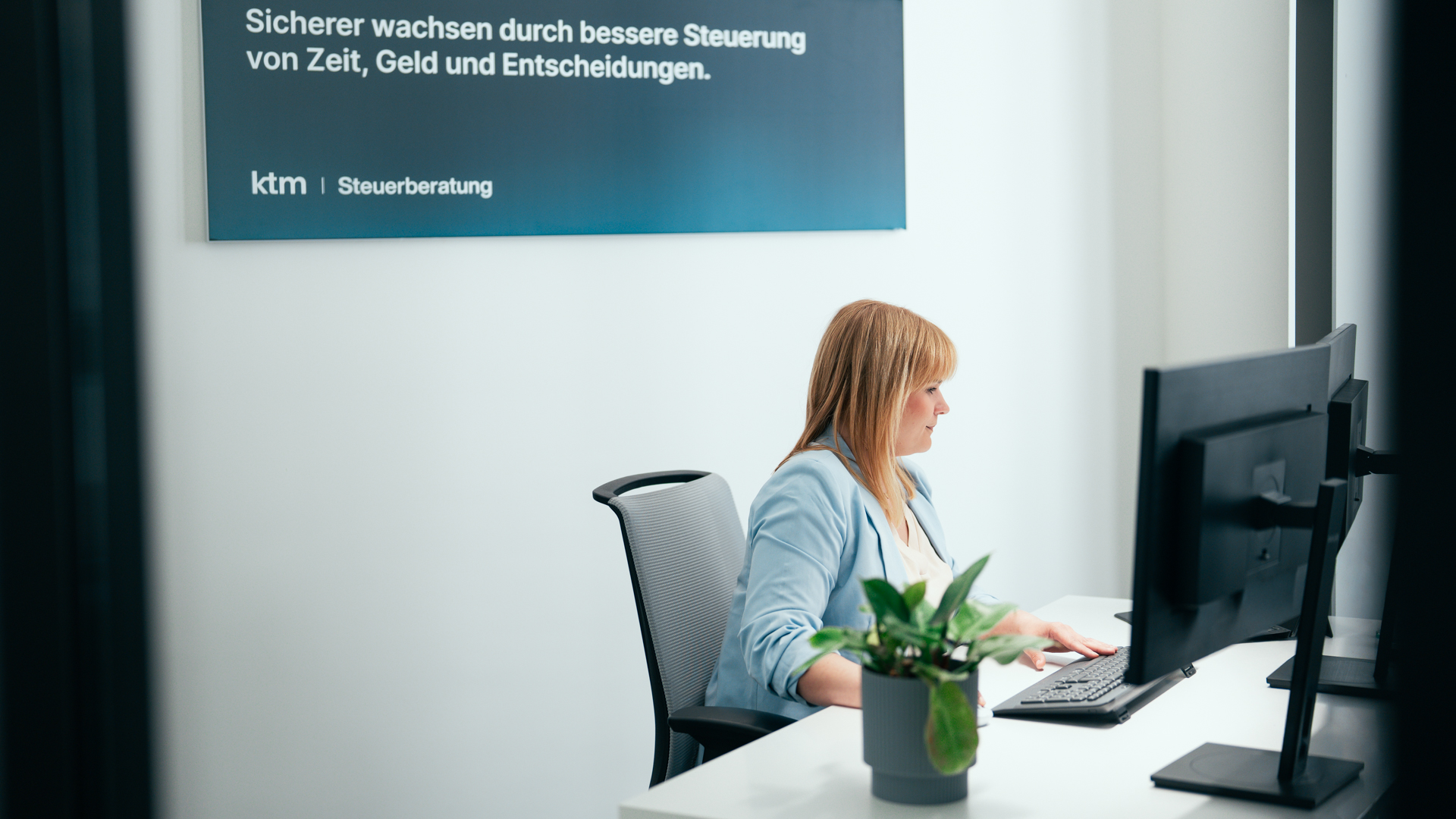 Steuerberaterin am Schreibtisch