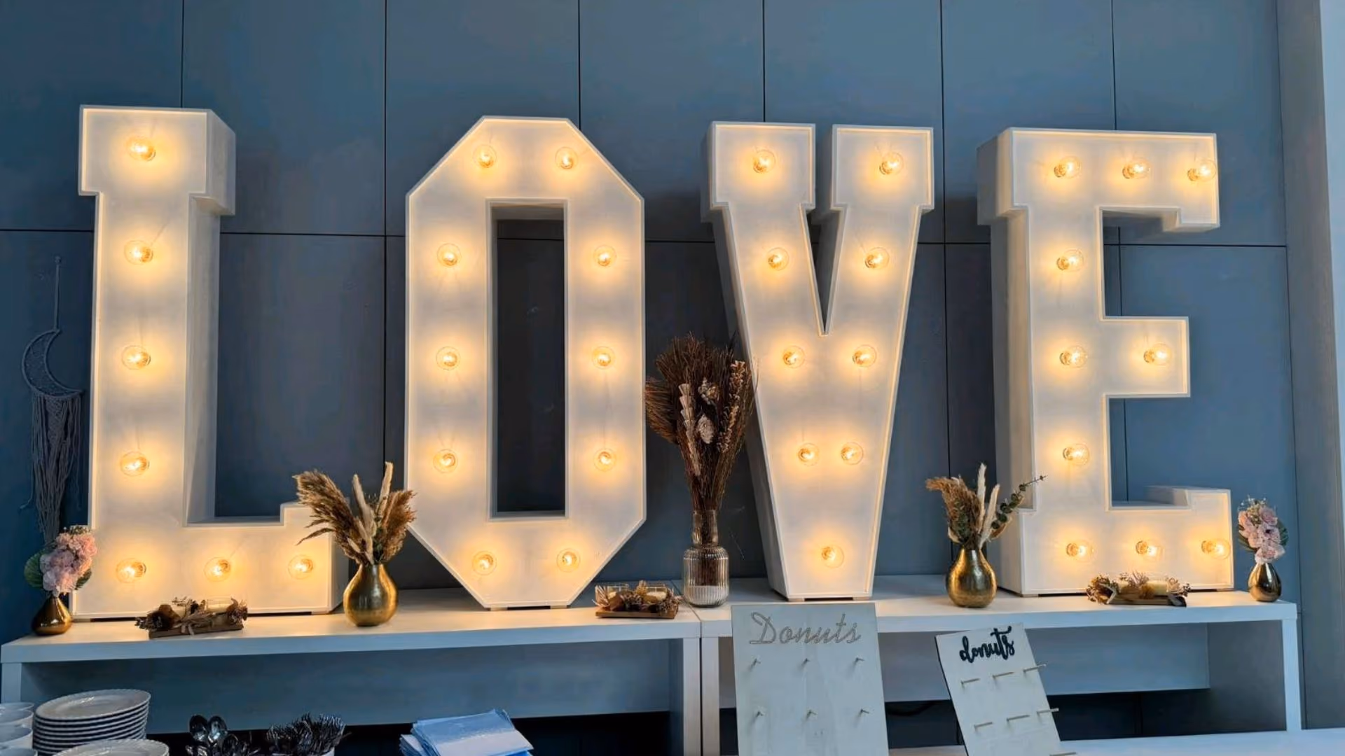XXL Love Buchstaben auf einer Hochzeit