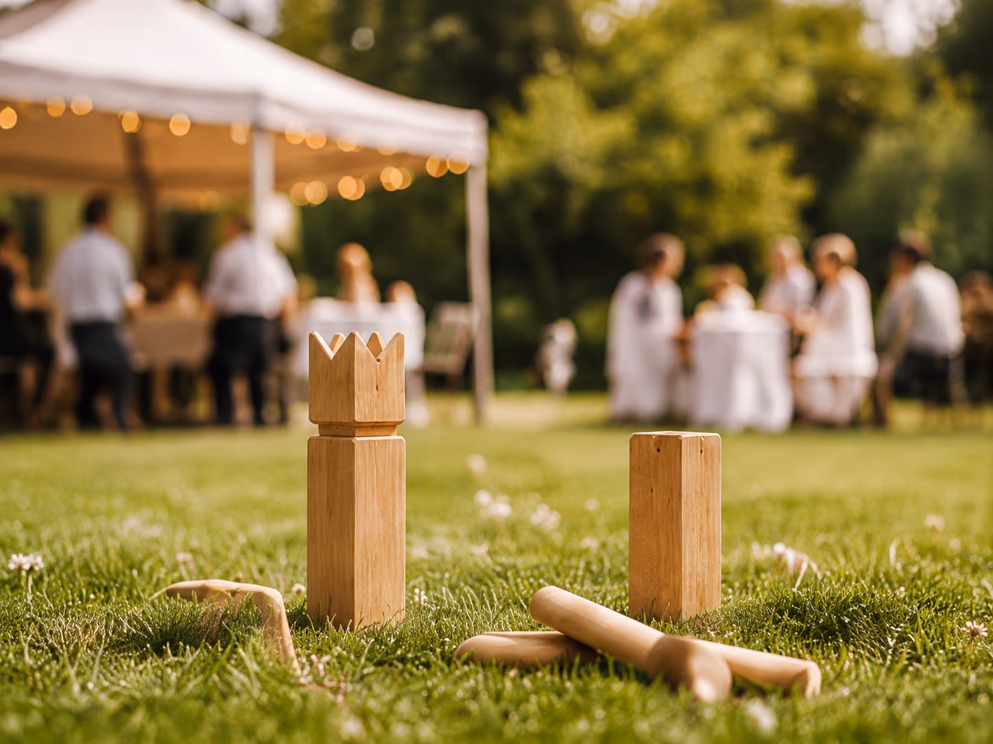 Rasenspiel als Unterhaltung für Gäste bei einer Hochzeit