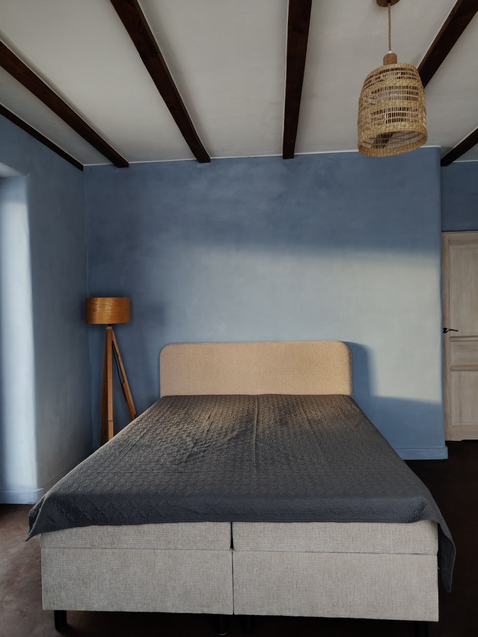 Limewash ściana dekoracyjna Wrocław – efekt wabi-sabi, zdjęcie realizacji