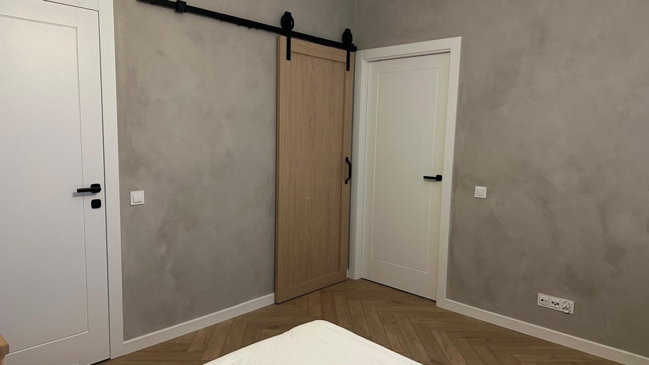 Limewash — naturalna wapniowa faktura ściany, efekt japandi w mieszkaniu, realizacja ZUBRA COLORS Wrocław