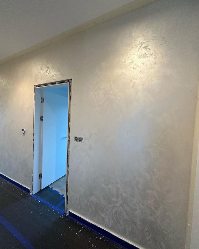Efekt metaliczny Saharus — ściana akcentowa w stylu glamour