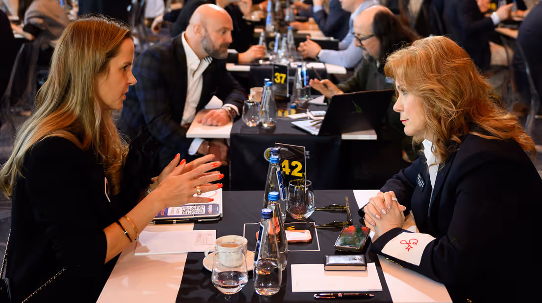 Members in one-on-ones at a candlelit dinner during a CC US chapter meeting