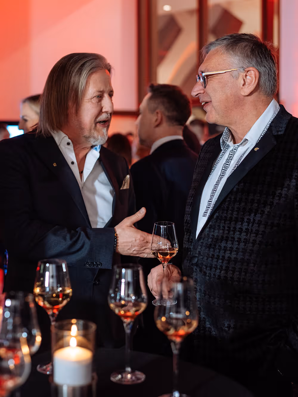 Members talking over drinks at a CC US chapter event
