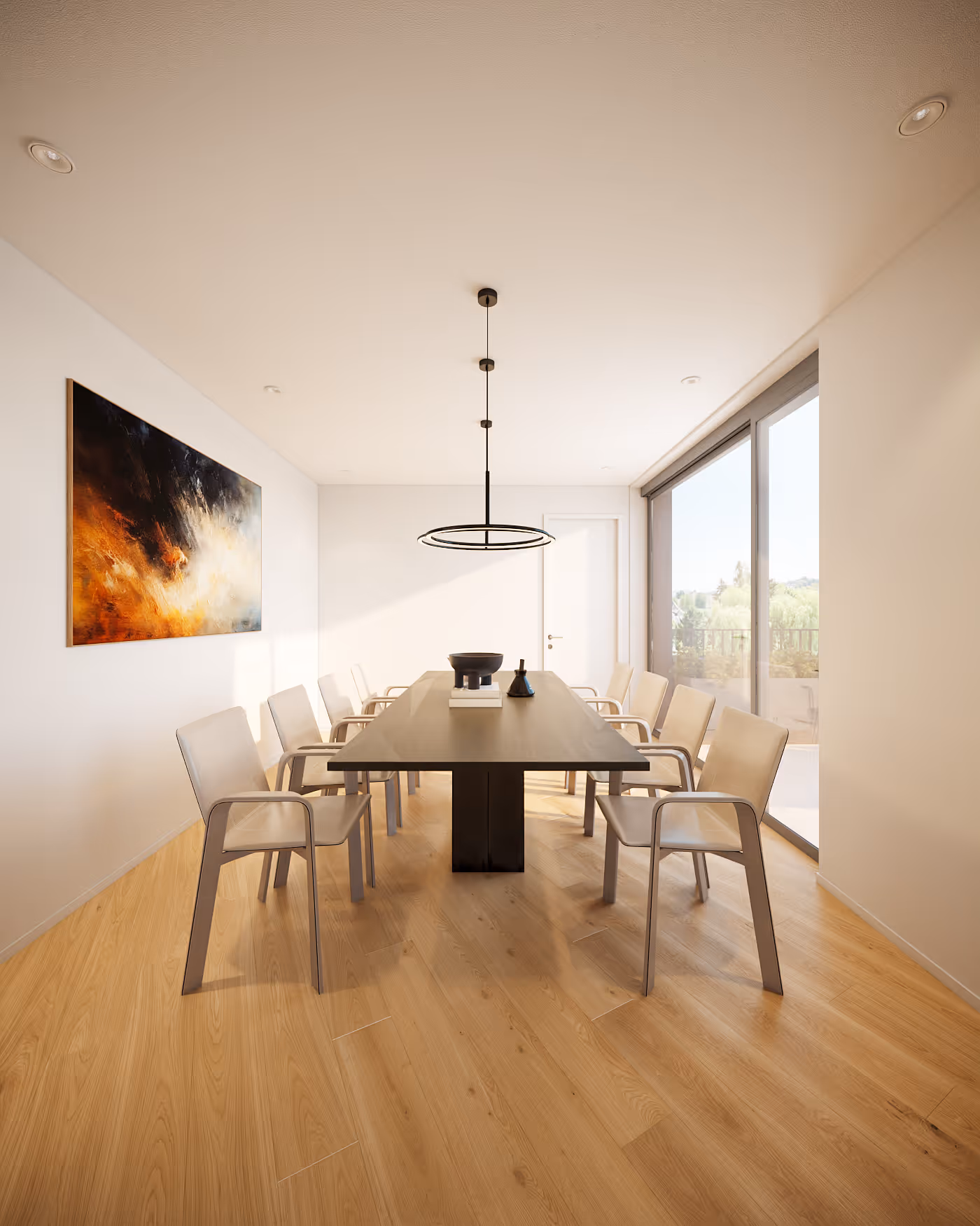 Esszimmer mit Holztisch, beigen Stühlen, abstrakten Kunstwerken und Pendelleuchte neben einer Terrasse
