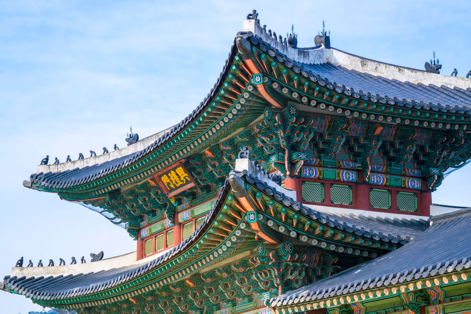 Detalle de un palacio tradicional coreano con los colores del dancheong
