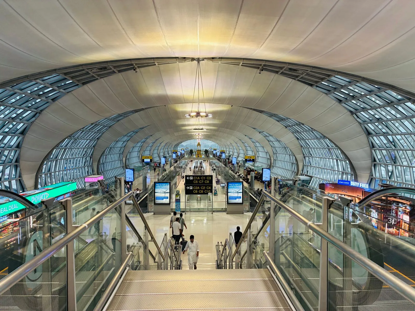 Aeropuerto antes del vuelo de salida hacia Bangkok, Tailandia