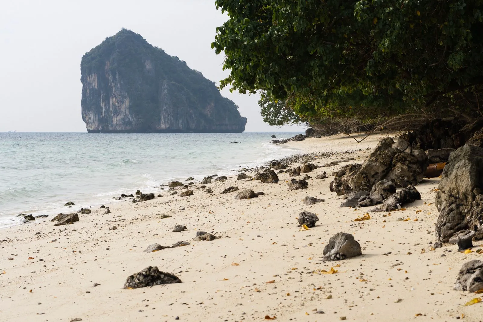Playa de Krabi junto al mar de Andamán, Tailandia