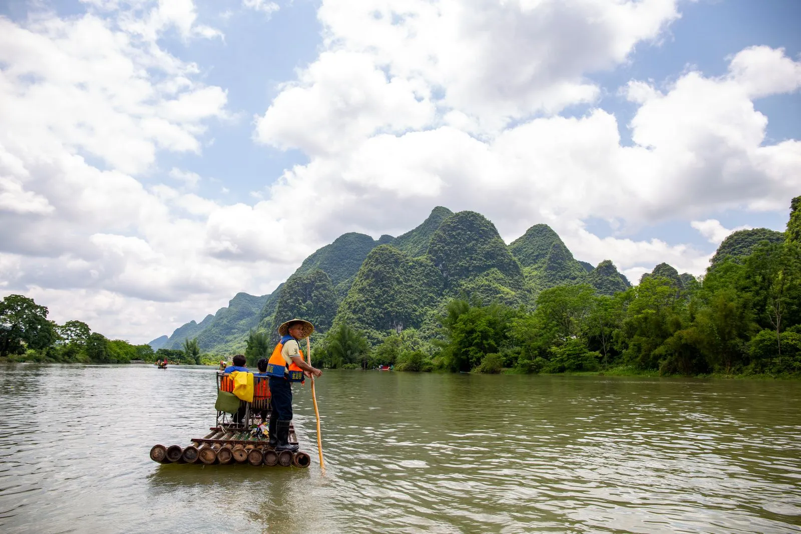Balsa de bambú en la reserva de Pu Luong, Vietnam