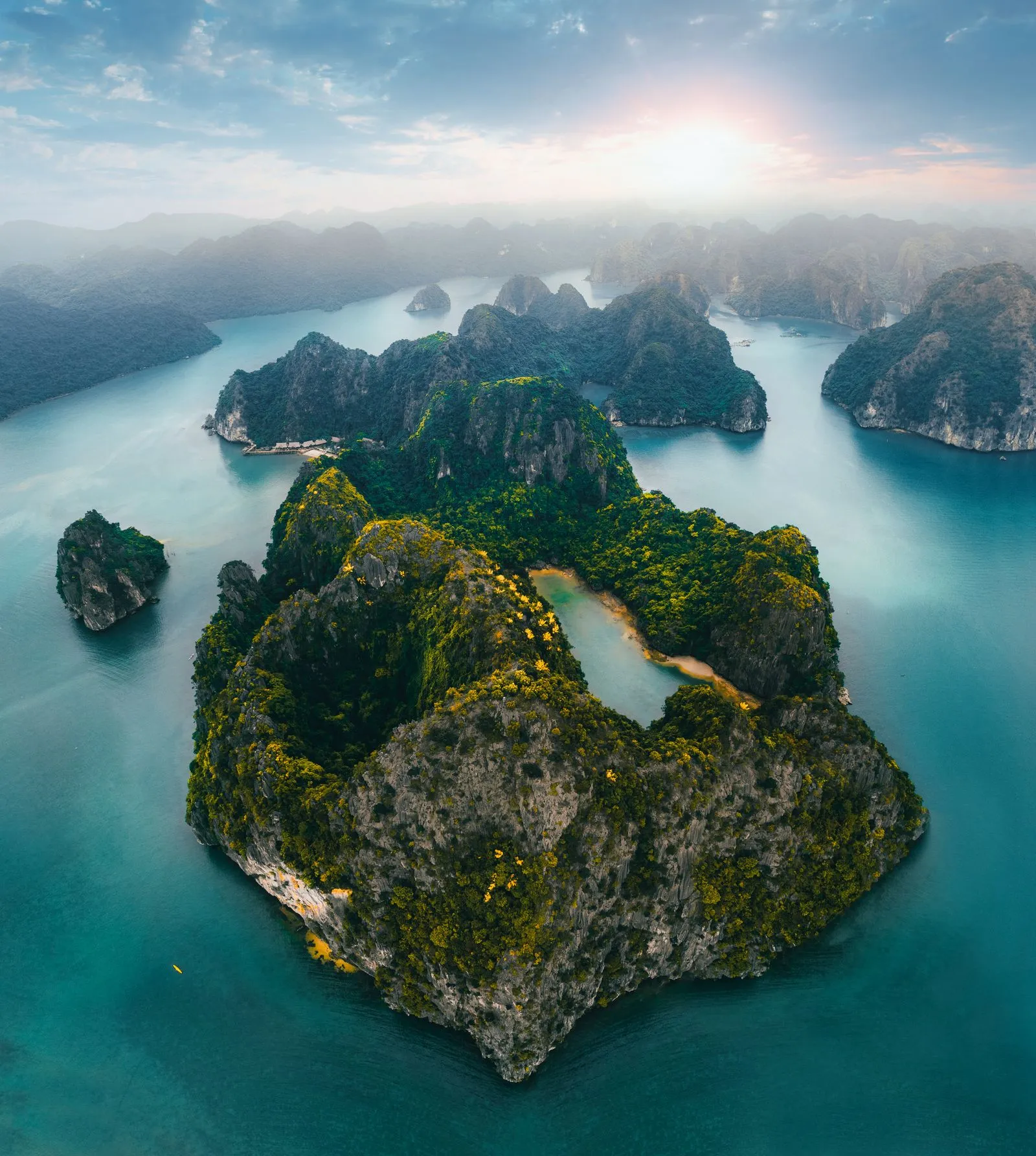 Amanecer en la Bahía de Halong, Vietnam