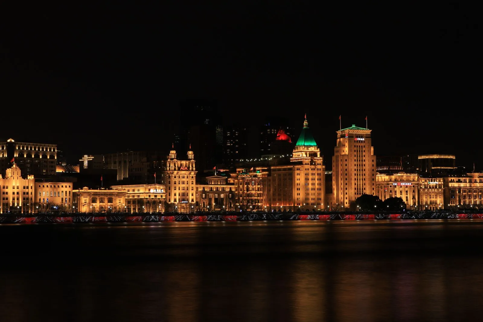El Bund de Shanghái iluminado de noche