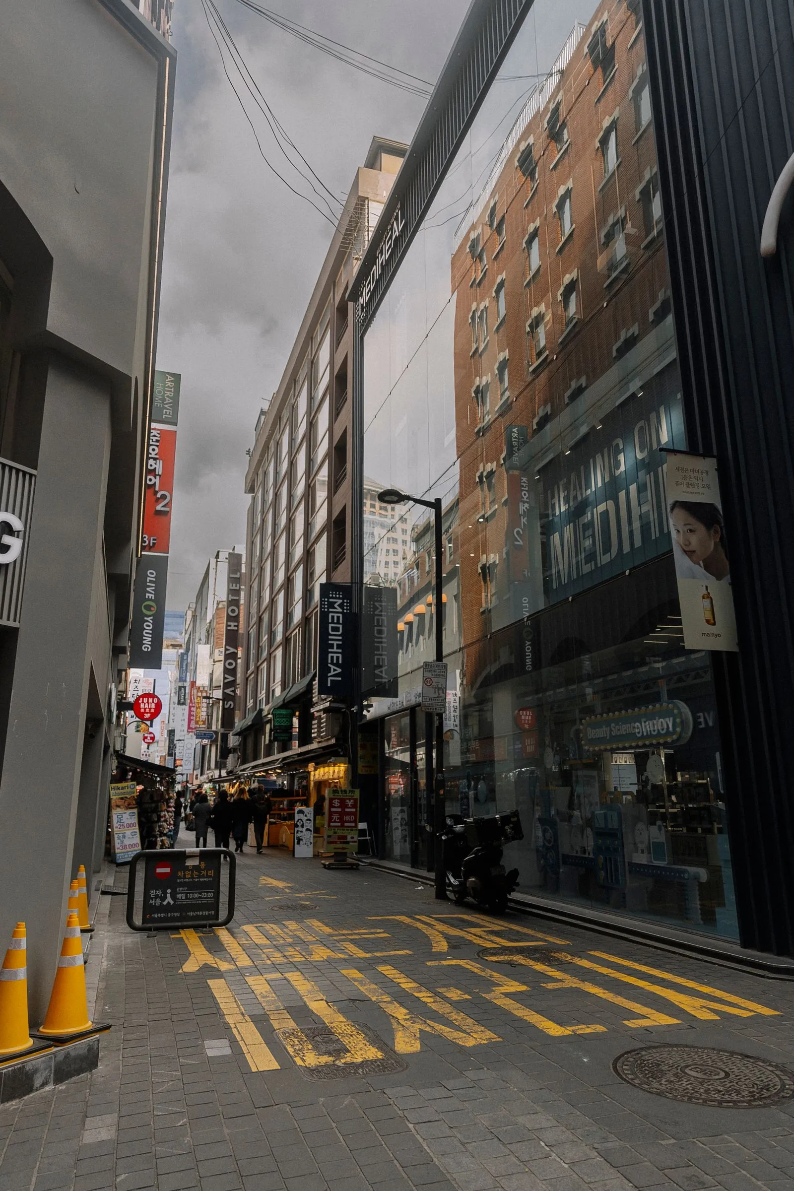 Calle comercial de Myeongdong en Seúl, Corea del Sur