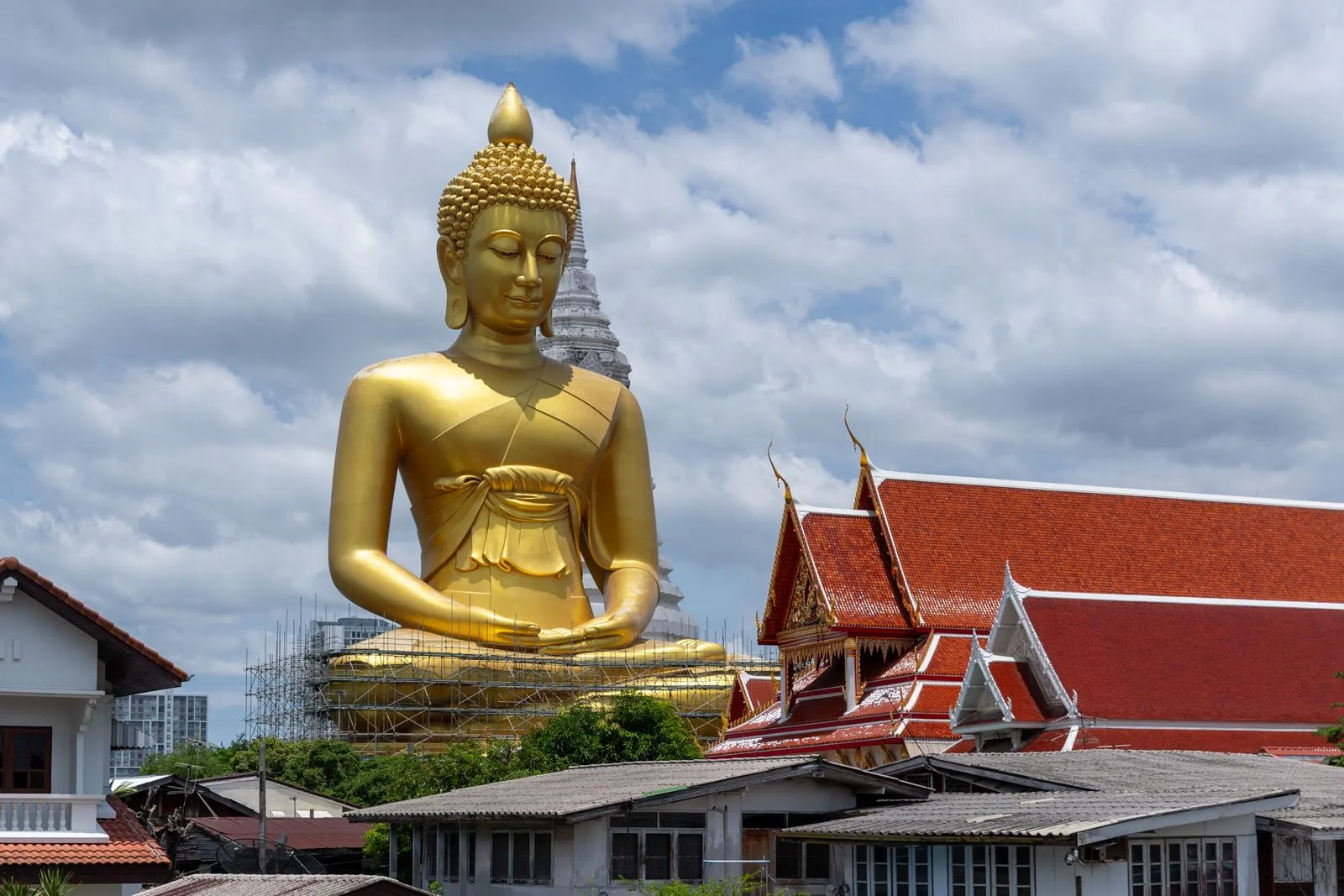 Buda dorado gigante en el norte de Tailandia